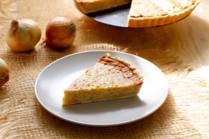 Tarta cebulowa na kruchym cieście