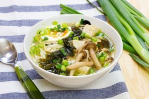 Miso z dodatkiem tofu, jajka i grzybów