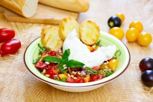 Burrata z dodatkiem pomidorków koktajlowych