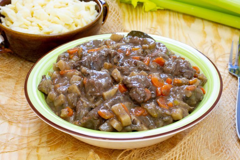 Gulasz z dziczyzny z warzywami podany z galuszką