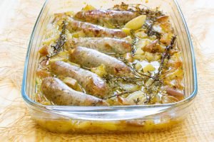 Biała kiełbasa pieczona z cebulą