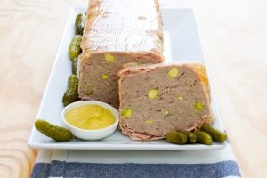 Terrina wieprzowa z boczkiem i pistacjami