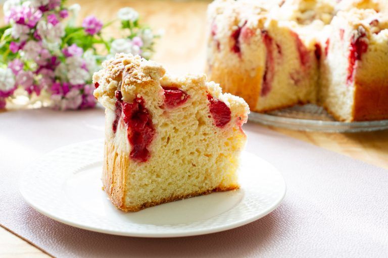 Drożdżówka z truskawkami i kruszonką