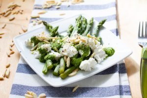 Szparagi z pesto i serem