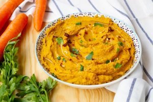 Wegańska pasta z pieczonej marchewki
