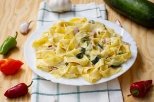 Makaron w sosie z cukinią i szynką