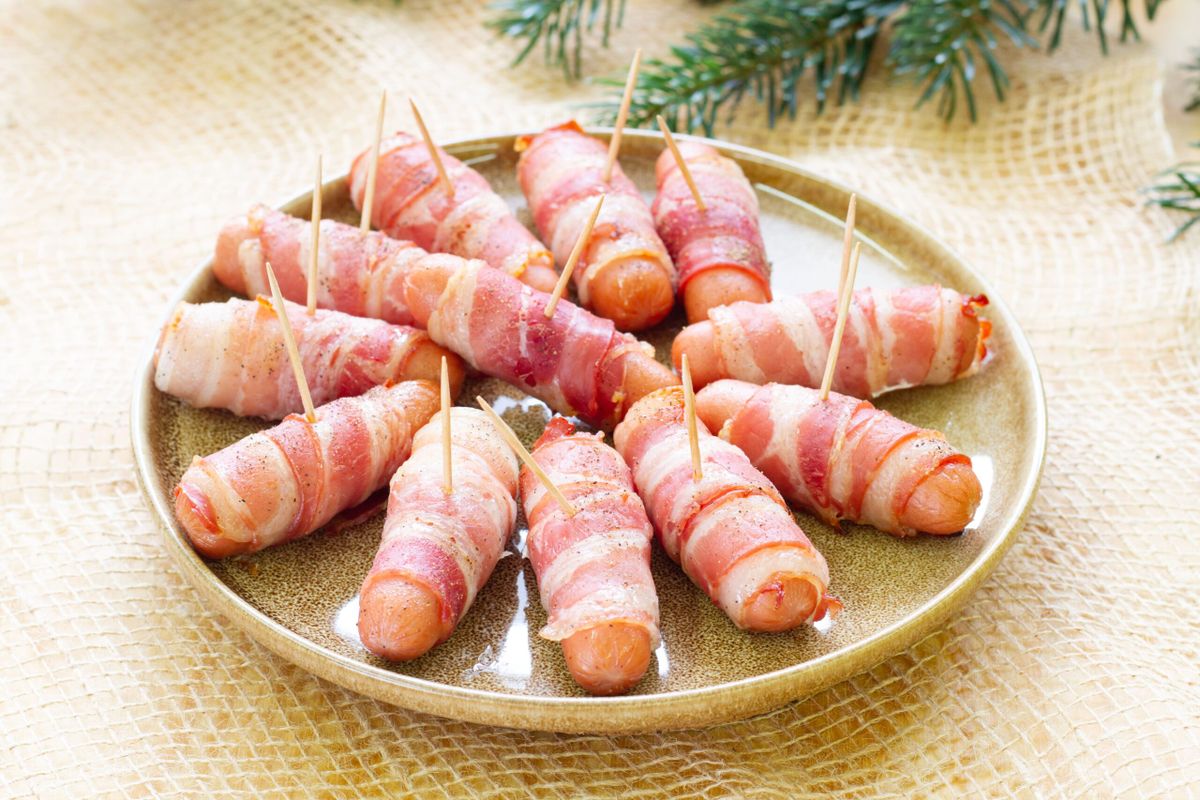 Imprezowe kiełbaski w boczku