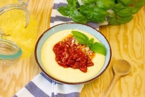 Kremowa polenta z kiełbasą