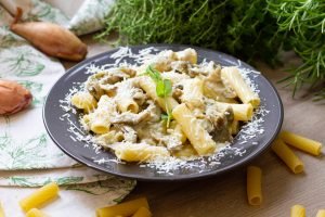 Makaron Elicoidali z karczochami, serem i małżami
