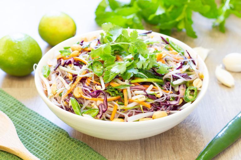 Sałatka z makaronem ryżowym