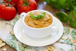 Wegańska pasta kanapkowa z pomidorów, nerkowca i bazylii