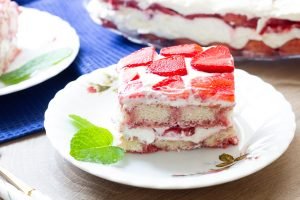 Tiramisu truskawkowe z kremem i biszkoptami