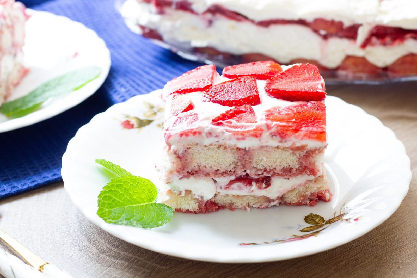 Tiramisu truskawkowe z kremem i biszkoptami