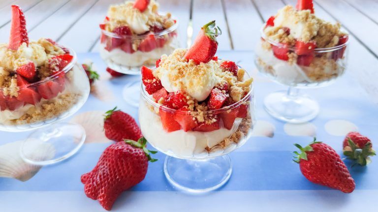 Serniczki z truskawkami i czekoladą