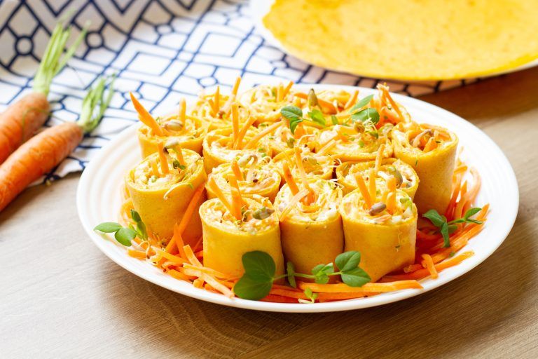 Roladki z naleśników marchewkowych