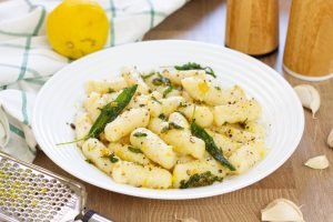 Przepis na gnocchi ziemniaczane z szałwią i masłem
