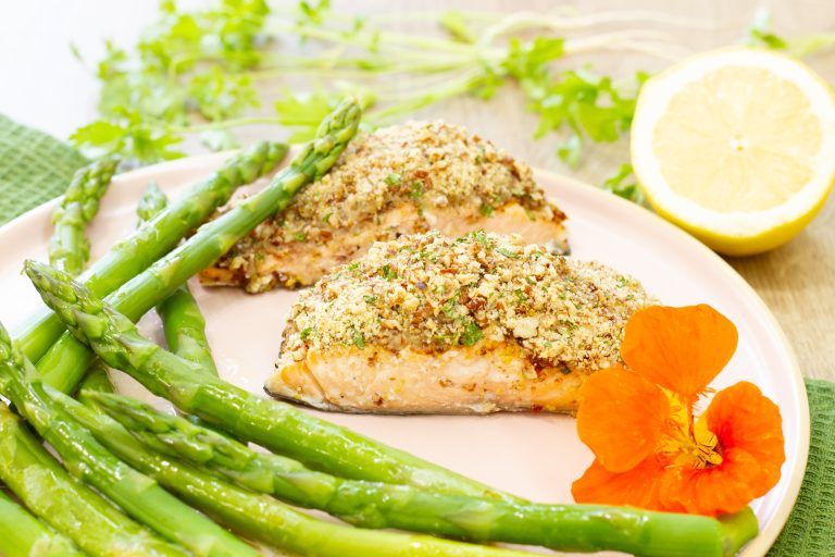 Łosoś z piekarnika z orzechową kruszonką przepis