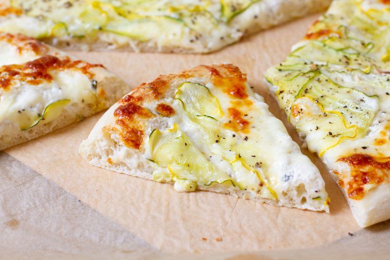 Biała pizza z cukinią przepis