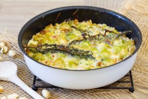Brukselka w sosie serowym z boczkiem i pistacjami recipe