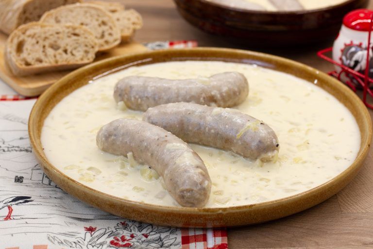 Biała kiełbasa w sosie chrzanowym przepis