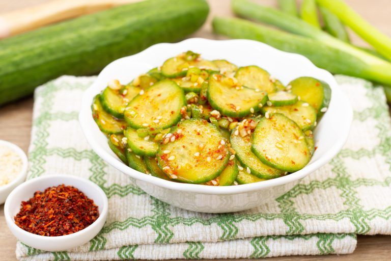 Przepis na pikantną sałatkę z ogórka - Oi Muchim