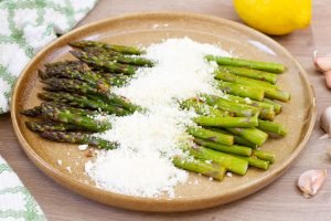 Przepis na pieczone szparagi z parmezanem