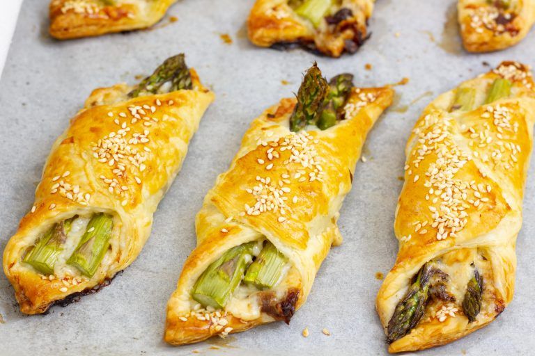 Przepis na szparagi w cieście francuskim z serem i pomidorami