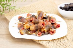 Przepis na pieczone śliwki w boczku