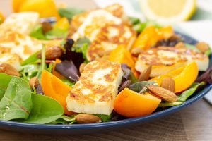 Przepis na sałatkę z halloumi i morelami