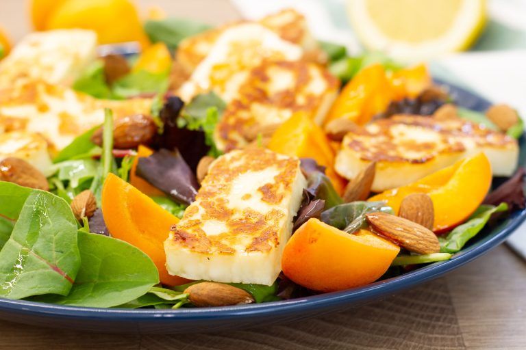 Przepis na sałatkę z halloumi i morelami