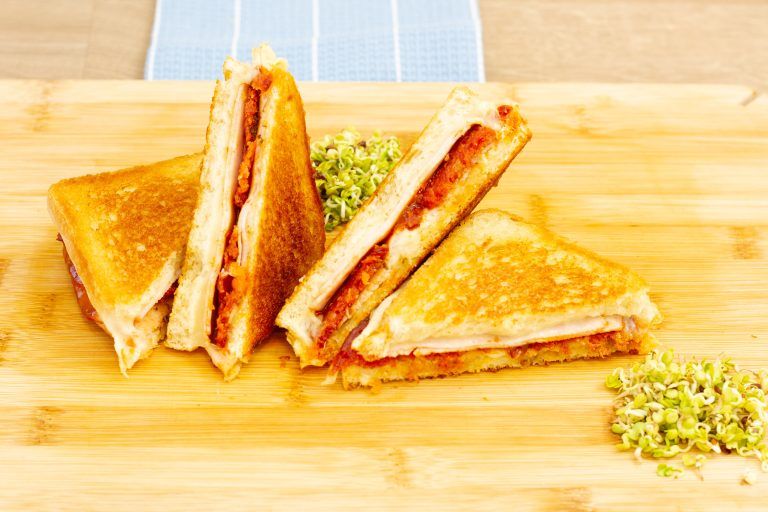 Przepis na tosty z patelni z serem, szynką i pepperoni