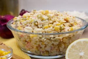 Przepis na sałatkę ryżową z paluszkami krabowymi