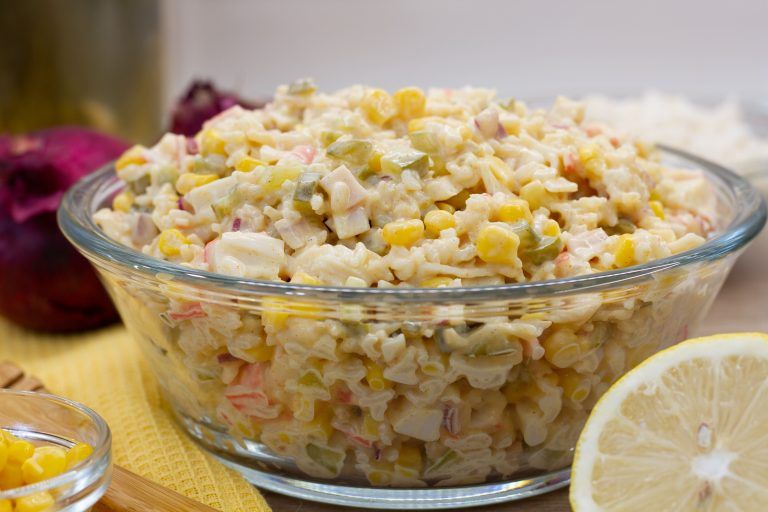 Przepis na sałatkę ryżową z paluszkami krabowymi