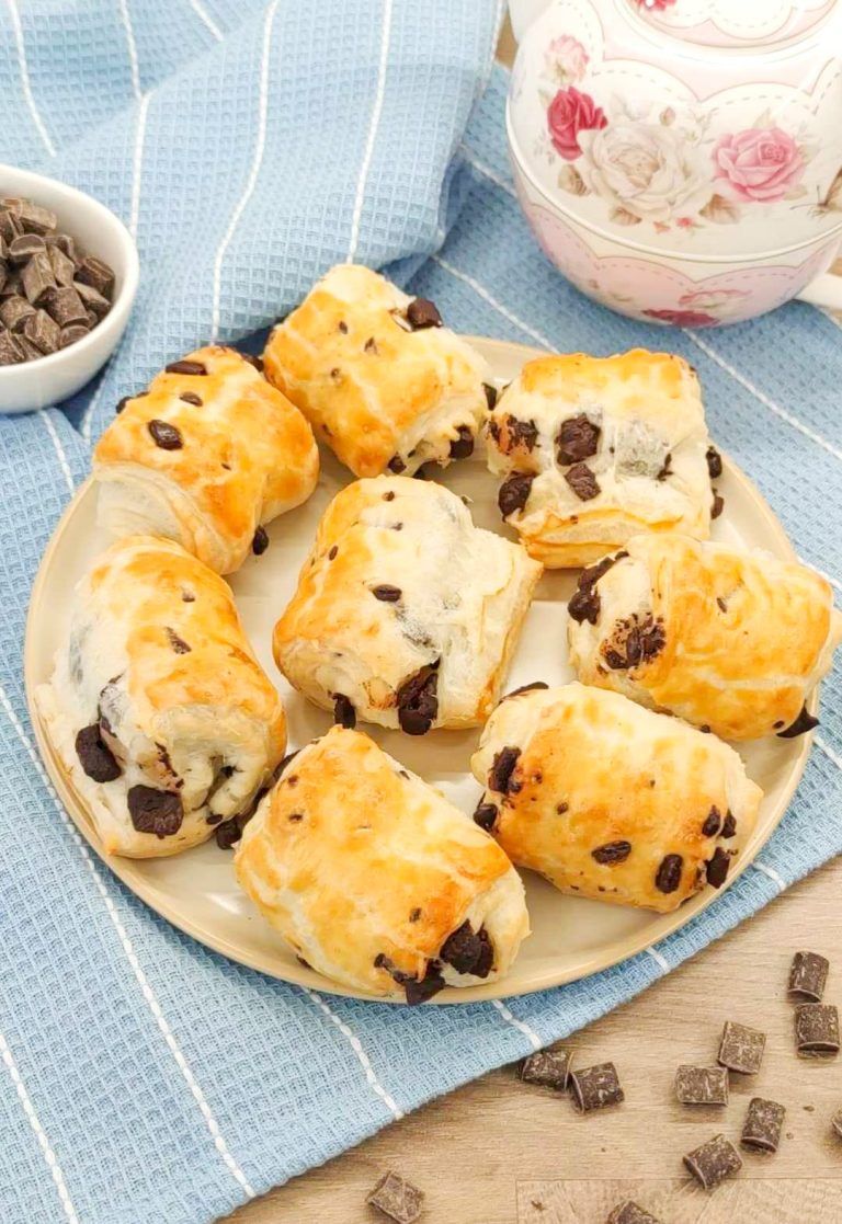 Przepis na szybkie bułeczki z ciasta francuskiego i czekolady