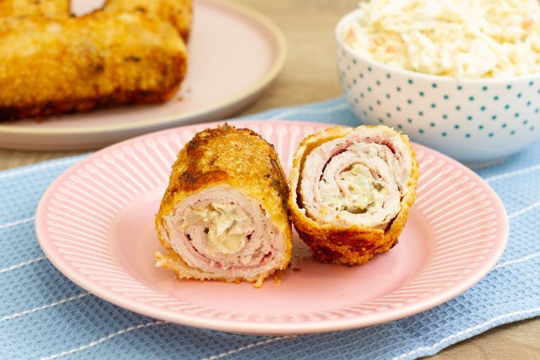 Przepis na roladki wieprzowe z szynką i cebulą