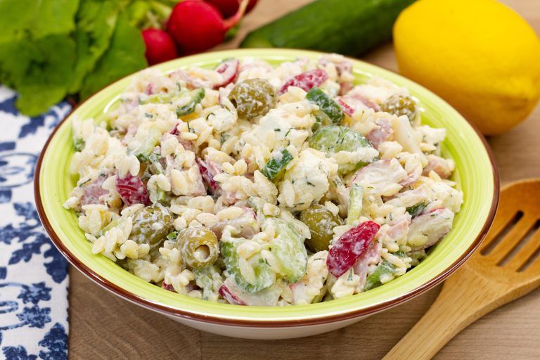 Przepis na sałatkę makaronową z szynką i warzywami