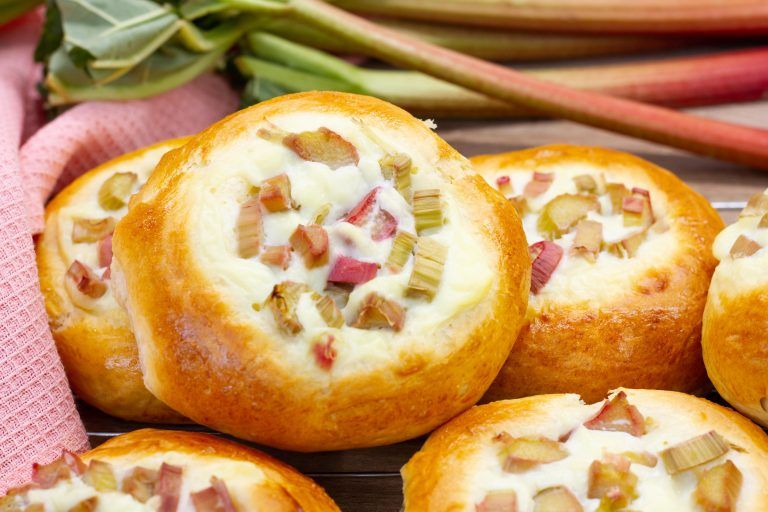 Drożdżówki z rabarbarem i budyniem