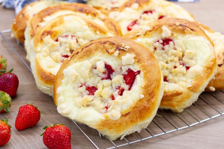 Przepis na bułeczki drożdżowe z serem, truskawkami i kruszonką