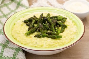 Kremowe risotto z zielonymi szparagami – przepis na klasykę kuchni włoskiej