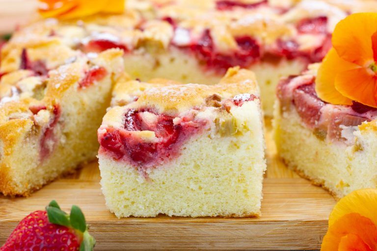 Domowe ciasto ucierane z rabarbarem i truskawkami, puszysty wypiek z owocami sezonowymi, idealny na deser