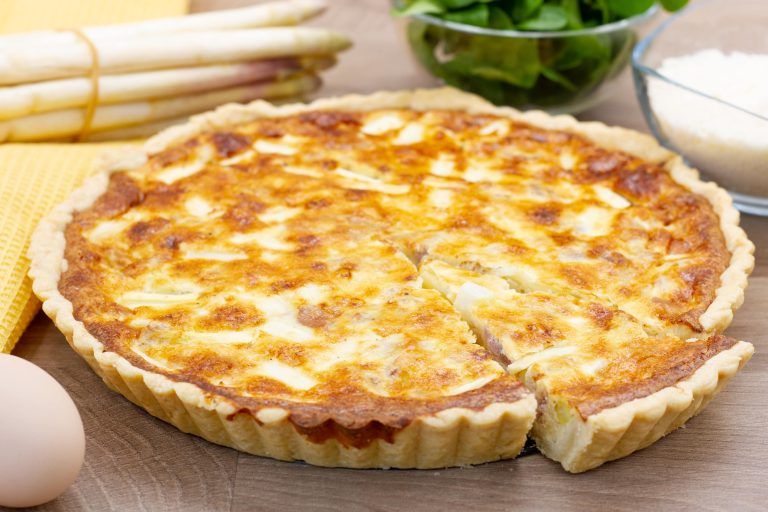 Tarta z białymi szparagami, prosciutto i serem na kruchym cieście